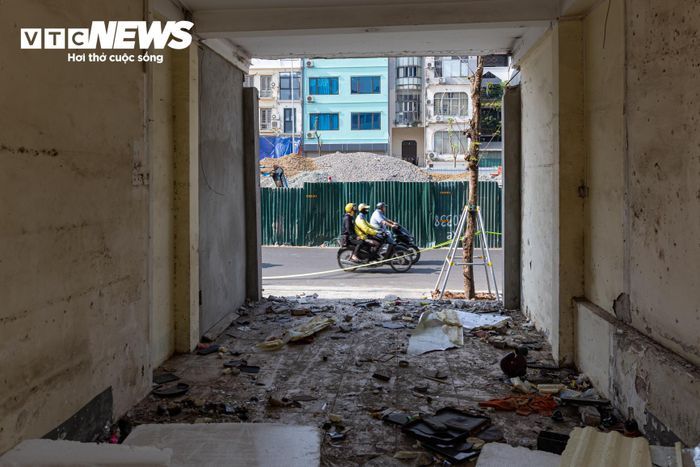 Dự án được triển khai trên khu đất khoảng 6.803m², với tổng mức đầu tư hơn 2.900 tỷ đồng từ ngân sách thành phố. Các hạng mục chính gồm bãi đỗ xe - nhà để xe, trạm sạc, bể nước ngầm phục vụ phòng cháy, chữa cháy, mái thu năng lượng, cây xanh, vườn hoa và đường giao thông nội bộ.