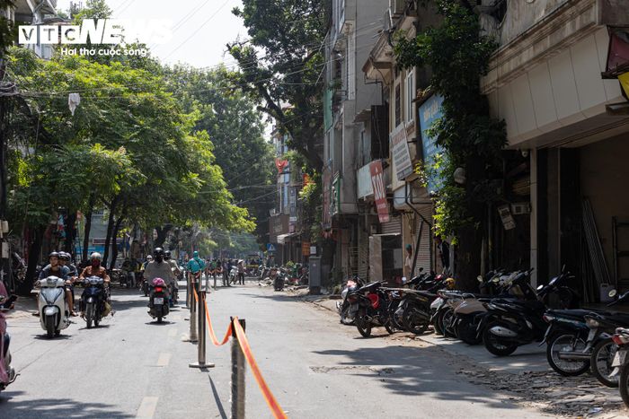 Tại đoạn đường La Thành nằm trong phạm vi dự án, khu vực giải phóng mặt bằng được rào chắn, khoanh vùng. Một số vị trí hạn chế phương tiện qua lại nhằm bảo đảm an toàn trong quá trình tháo dỡ và vận chuyển vật liệu.