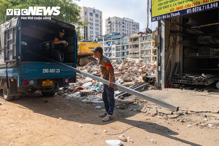 Trong quá trình người dân di chuyển, lực lượng chức năng phường Ô Chợ Dừa có mặt tại hiện trường, hỗ trợ tháo dỡ, vận chuyển đồ đạc và tài sản, đồng thời hướng dẫn các hộ thực hiện việc bàn giao mặt bằng.