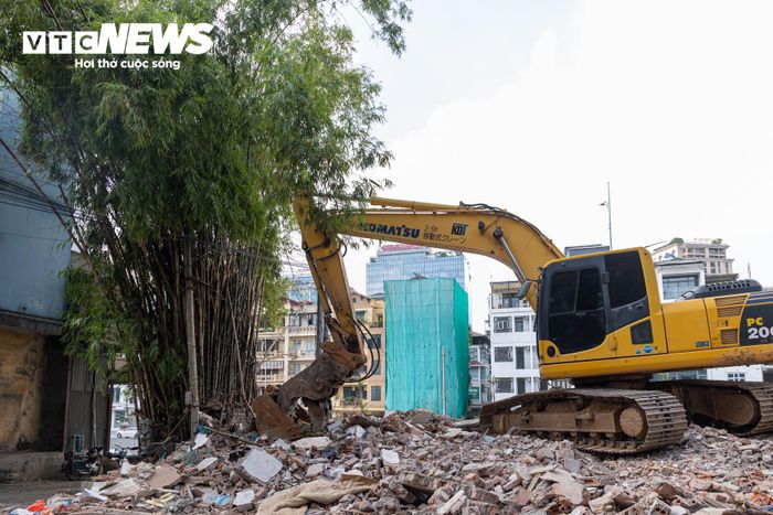 Khu đất này được hình thành sau quá trình giải phóng mặt bằng phục vụ dự án đường Vành đai 1, đoạn Hoàng Cầu - Voi Phục. Việc đầu tư công trình được xác định nhằm khớp nối đồng bộ hạ tầng kỹ thuật, giao thông và cảnh quan sau khi tuyến Vành đai 1 được hoàn thiện. Theo kế hoạch, dự án bãi đỗ xe - nhà để xe kết hợp cây xanh, vườn hoa dự kiến hoàn thành trong năm 2027. Khi đưa vào sử dụng, công trình được kỳ vọng bổ sung quỹ đỗ xe, tạo thêm không gian cây xanh và hoàn thiện hạ tầng khu vực, góp phần chỉnh trang diện mạo đô thị dọc tuyến Vành đai 1.