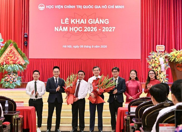 Đại diện học viên các khóa tặng hoa Thường trực Ban Bí thư Trần Cẩm Tú và Giám đốc Học viện Chính trị quốc gia Hồ Chí Minh Đoàn Minh Huấn. (Ảnh: Cổng TTĐT Đảng Cộng sản Việt Nam)