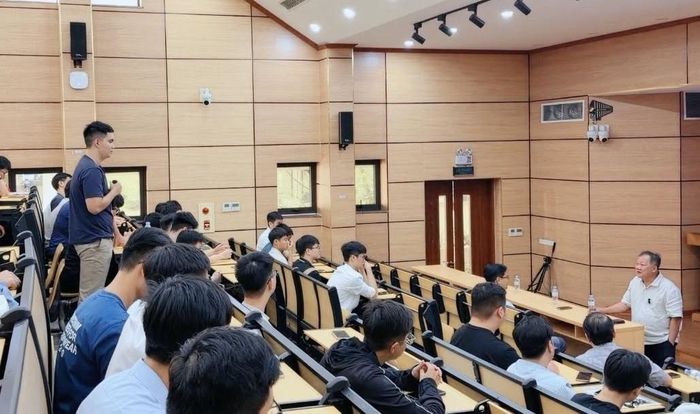 Các ứng viên có buổi gặp PGS.TS Dương Đức Hùng tại trường Đại học Y Hà Nội. (Ảnh: BVCC)