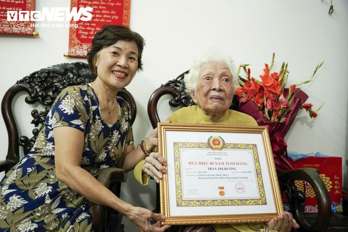 Ở tuổi 95, bà Hường vẫn giữ trọn niềm tin với Đảng, nhắc nhở con cháu trân trọng những giá trị được đánh đổi bằng cả một thế hệ.