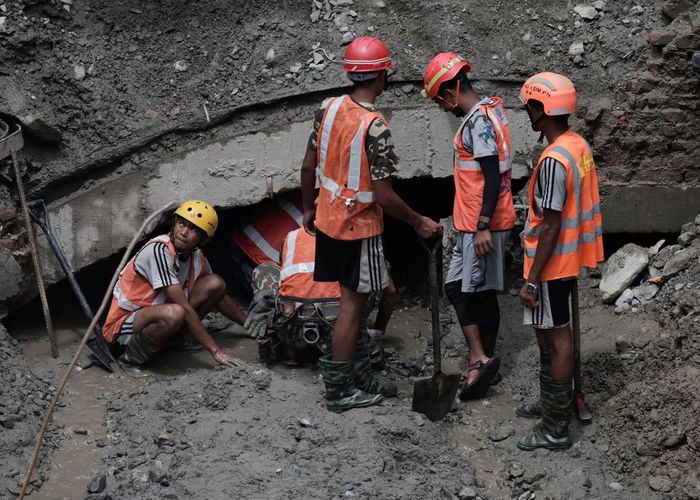  Thành viên đội cứu hộ nỗ lực tiến vào đường hầm tại Nhà máy thủy điện Upper Trishuli 3A để tìm kiếm người sống sót. (Ảnh: Reuters)