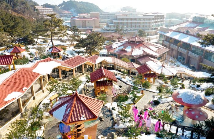 Bể tắm ngoài trời tại khu nghỉ dưỡng Yangdok ở phía bắc tỉnh Nam Pyongan. Khu nghỉ dưỡng này có nhiều hoạt động như trượt tuyết, cưỡi ngựa, tắm suối nước nóng.