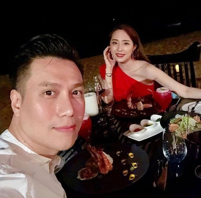 Việt Anh sinh năm 1981, là gương mặt quen thuộc của màn ảnh phía Bắc. Anh được khán giả biết đến từ Chạy án, sau đó ghi dấu qua Người phán xử, Sinh tử, Hướng dương ngược nắng... Nam diễn viên được phong tặng danh hiệu NSƯT năm 2023. Trước khi đến với Quỳnh Nga, anh từng trải qua hai cuộc hôn nhân và có hai con riêng.