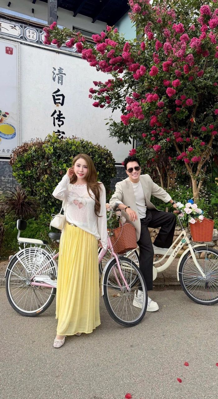 Quỳnh Nga từng chia sẻ rằng cô quyết định công khai mối quan hệ khi cảm nhận được sự nghiêm túc và chắc chắn từ Việt Anh. Theo nữ diễn viên, bạn trai thậm chí còn mong muốn xây dựng gia đình hơn cô.
