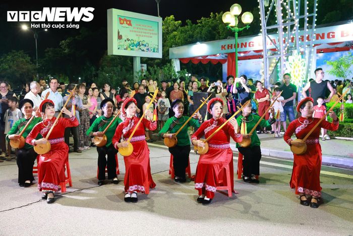 Các nghệ nhân biểu diễn hát Then - đàn tính, loại hình nghệ thuật dân gian đặc sắc gắn với đời sống văn hóa của đồng bào Tày, Nùng ở Lạng Sơn.