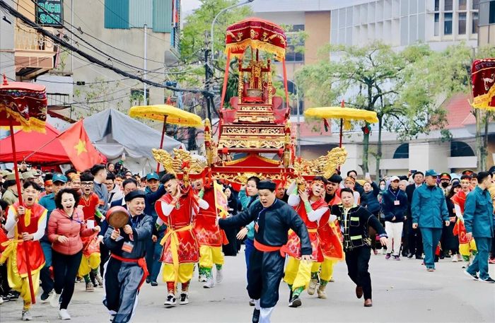 Lễ hội đền Kỳ Cùng Tả Phủ của người dân xứ Lạng dịp đầu năm thu hút hàng vạn khách du lịch. (Ảnh: LS)