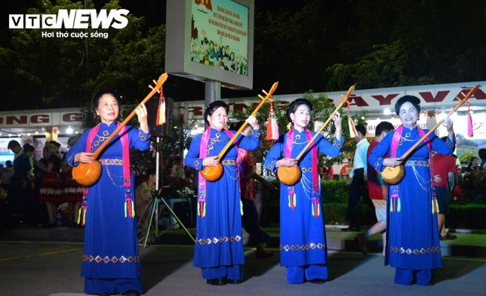 Các nghệ nhân biểu diễn hát Then, đàn tính trong trang phục truyền thống, góp phần lan tỏa những giá trị văn hóa đặc sắc của người dân xứ Lạng.