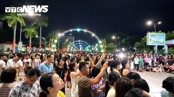 Người dân hào hứng xem, giao lưu với các nghệ nhân trong không gian phố đi bộ.