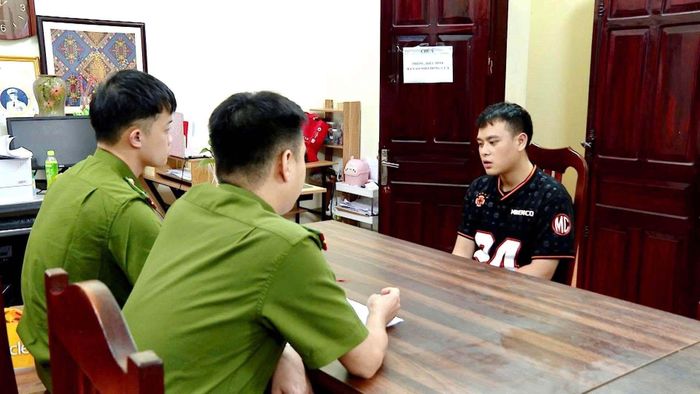 Công an làm việc với từng đôi tượng trong đường dây. (Ảnh: Công an Lạng Sơn).