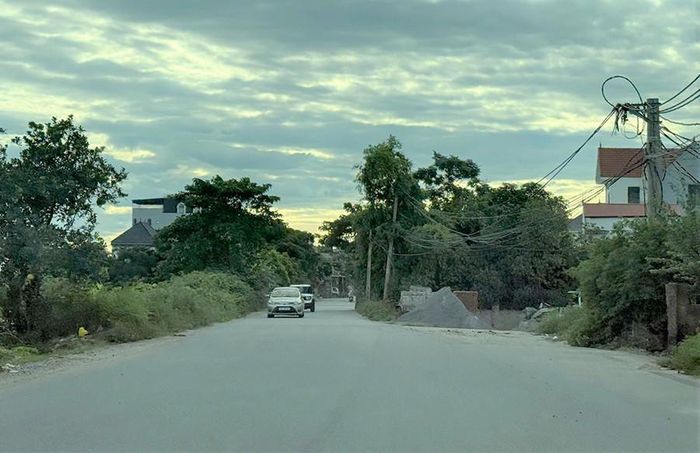 Một nút thắt “cổ chai” tại tỉnh lộ 428, đoạn qua xã Chuyên Mỹ. Ảnh: Minh Thúy