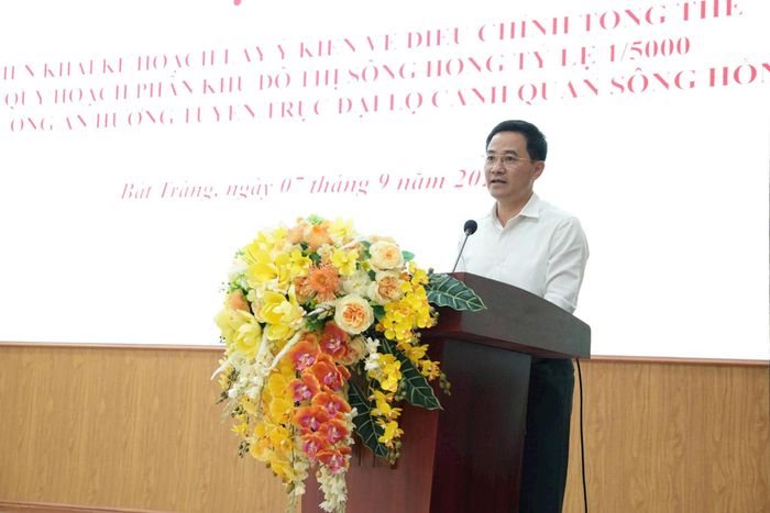 Đồng chí Trần Anh Tuấn - Bí thư Đảng ủy xã Bát Tràng phát biểu tại hội nghị. Ảnh: Phương Lộc