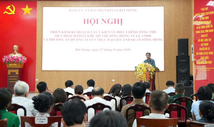 Đồng chí Hoàng Tiến Dũng - Phó Bí thư Đảng ủy, Chủ tịch UBND xã Bát Tràng yêu cầu không để người dân gặp khó khăn khi tiếp cận hồ sơ. Ảnh: Phương Lộc