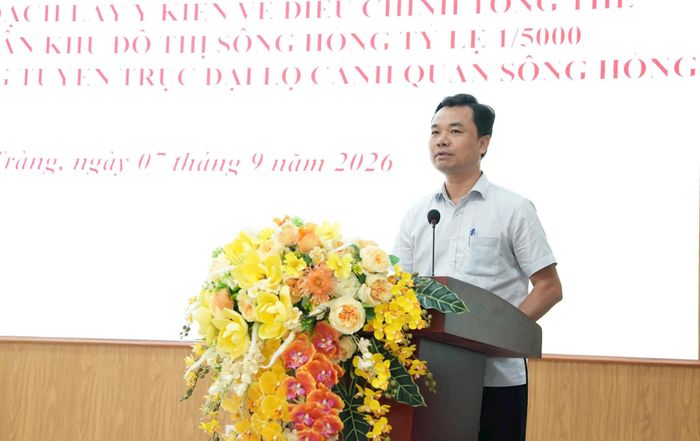 Đồng chí Hoàng Anh Tú - Phó Bí thư Thường trực Đảng ủy, Chủ tịch HĐND xã lưu ý về công tác tuyên truyền. Ảnh: Phương Lộc