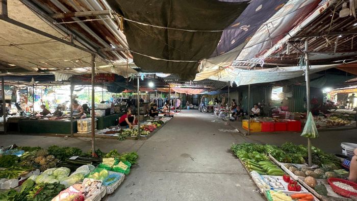Chợ Chiếc cơ bản đáp ứng nhu cầu giao thương hàng hóa cho người dân khu vực. Ảnh: PV