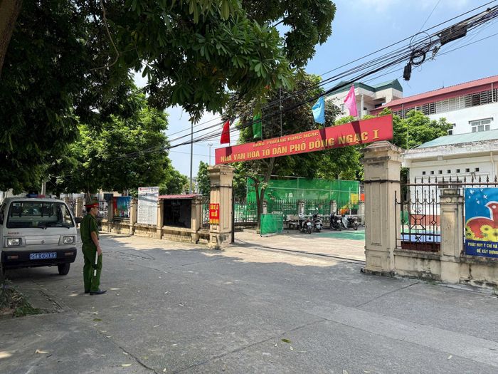 Hồ sơ, bản vẽ quy hoạch được phường Đông Ngạc niêm yết công khai. Ảnh: PV