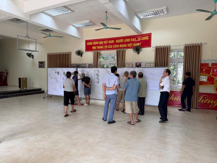 Người dân đối chiếu vị trí nhà, đất với phạm vi nghiên cứu và hướng tuyến được thể hiện trên bản đồ quy hoạch. Ảnh: PV