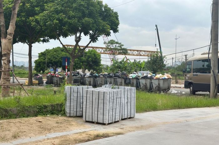 Điểm tập kết rác từ khu vực cổng Trường Tiểu học Yên Nghĩa nhìn ra. Ảnh: HL