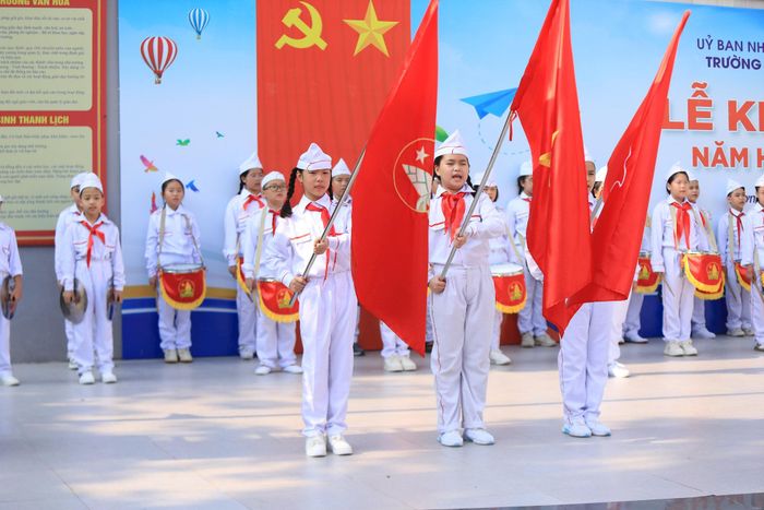 Lễ chào cờ đầu tiên tại trường tiểu học Hoàng Văn Thụ sau khi có biển tên mới. Ảnh: PV