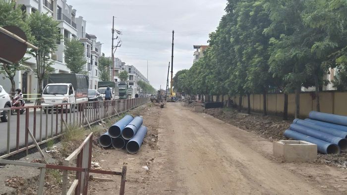 Khu vực thi công đường ống cấp nước trên tuyến đường 422, đoạn qua xã Ô Diên. Ảnh: HL