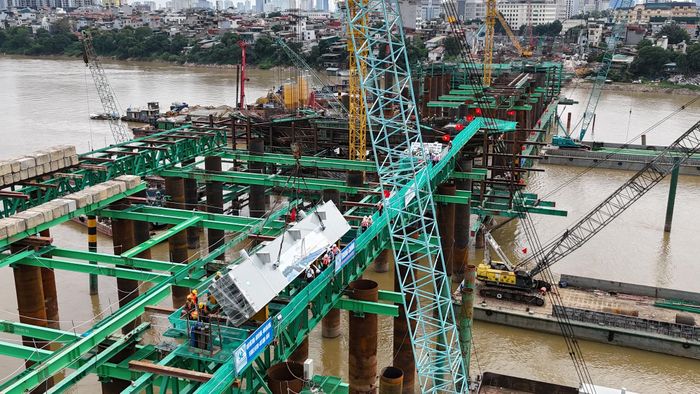 Đốt dầm dọc chủ đầu tiên đã được lắp đặt thành công ngày 31-8 vừa qua. Ảnh: Ánh Dương.