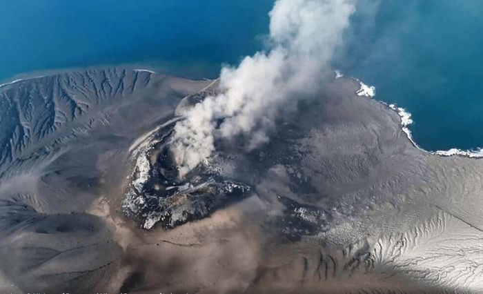 Núi lửa Anak Krakatau phun trào. Ảnh: Bộ Năng lượng và Tài nguyên Khoáng sản Indonesia