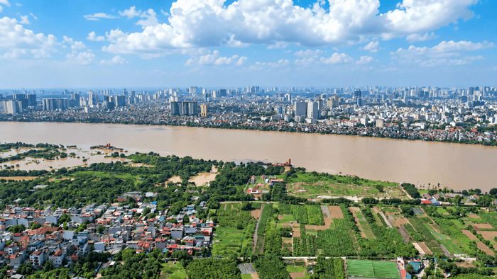 Sông Hồng nhìn từ trên cao với những bãi bồi, vùng sản xuất và khu dân cư đan xen, một không gian giàu giá trị cảnh quan, sinh thái của Hà Nội.