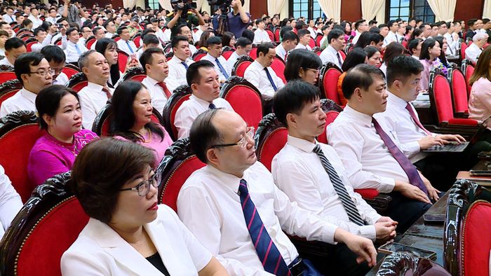 Các đại biểu tham dự Lễ khai giảng. Ảnh: Chí Kiên