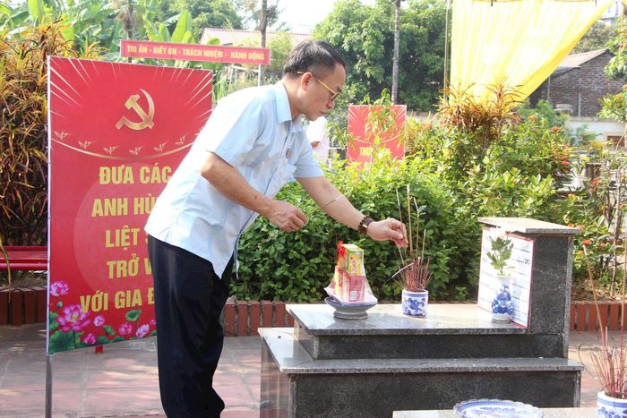 Bí thư Đảng ủy, Chủ tịch HĐND xã Phúc Sơn Phan Văn Sự thắp hương tri ân các Anh hùng liệt sĩ. Ảnh: PV