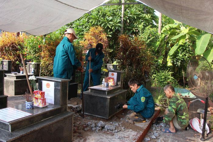 Các lực lượng làm nhiệm vụ khai mộ phần đúng quy trình kỹ thuật. Ảnh: PV