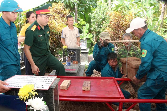 Các lực lượng làm nhiệm vụ cẩn trọng trong từng động tác kỹ thuật. Ảnh: PV