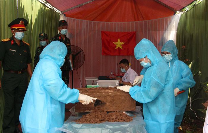 Cán bộ chuyên môn thực hiện quy trình lấy mẫu hài cốt liệt sĩ phục vụ giám định ADN. Ảnh: PV