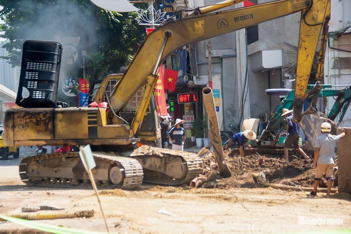 Theo UBND phường Khương Đình, khoảng 16m² diện tích công trình nằm trong chỉ giới giải phóng mặt bằng. Chủ nhà đã đồng thuận bàn giao, phối hợp tháo dỡ theo phương án được phê duyệt, bảo đảm an toàn trong quá trình thực hiện.