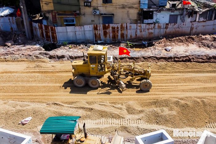 Đến nay, khối lượng thi công của gói thầu đạt khoảng 60%. Trong đó, phần nền đường và hệ thống thoát nước mưa cơ bản hoàn tất. Công tác giải phóng mặt bằng phục vụ dự án cũng cơ bản hoàn thành, tạo điều kiện để các đơn vị tổ chức thi công đồng bộ trên toàn tuyến.
