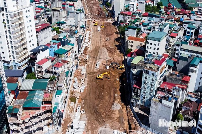 Một trong những vị trí đang được xử lý là công trình tại số 241 Vũ Tông Phan. Một phần tòa nhà quy mô 13 tầng, 1 hầm và 1 tum đang được cắt dỡ để phục vụ giải phóng mặt bằng.