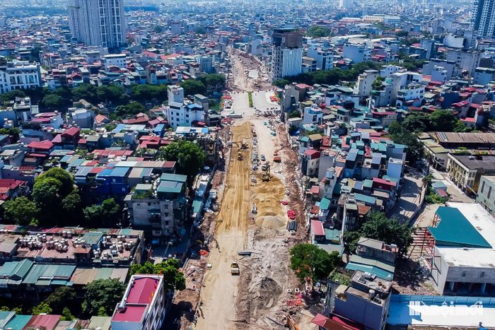 Tại nhiều vị trí trên tuyến, máy móc được tập trung thi công. Công nhân làm việc liên tục, tranh thủ từng ngày, từng giờ để đẩy nhanh tiến độ.