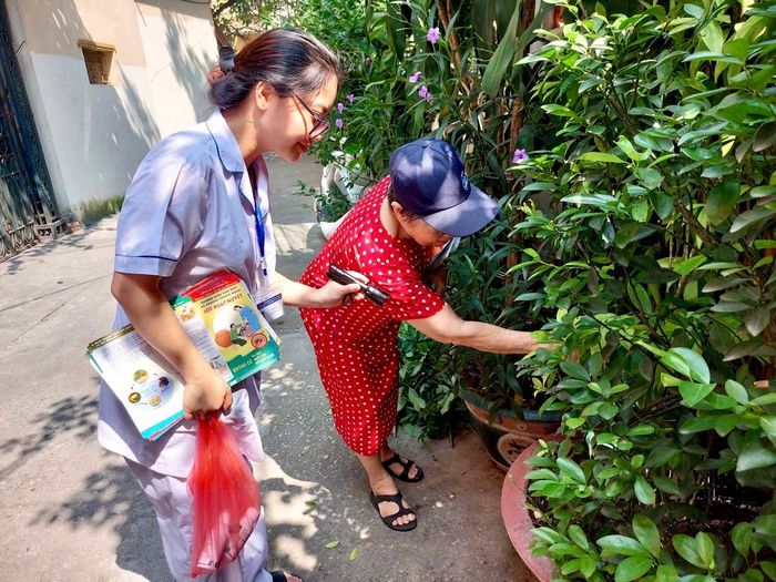 Cán bộ y tế hướng dẫn người dân kiểm tra, loại bỏ các dụng cụ, vị trí có nguy cơ đọng nước, phát sinh bọ gậy. Ảnh: H.Duy