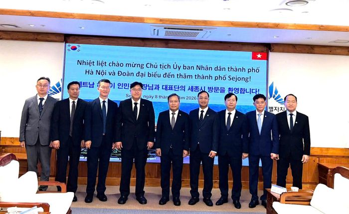 Lãnh đạo cùng đoàn công tác của hai thành phố chụp ảnh lưu niệm. Ảnh: TTXVN
