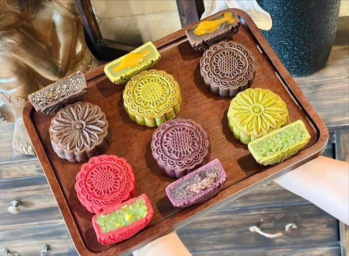 Bên cạnh sự bắt mắt, tiện lợi, khách hàng cũng cần lưu ý thêm về bánh Trung thu handmade. Ảnh: Mai Khôi
