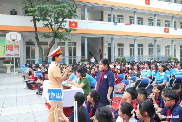 Cán bộ Công an phường Phú Thượng hướng dẫn học sinh kỹ năng tham gia giao thông an toàn. Ảnh: Cao Kỳ