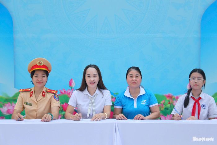 Đại diện Công an phường Phú Thượng, Trường TH&THCS Phú Thượng, Hội LHPN phường và học sinh ký cam kết chấp hành các quy định về trật tự, an toàn giao thông. Ảnh: Cao Kỳ