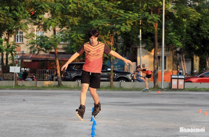 Bạn Hoàng Đắc Thiện (phường Hà Đông) chia sẻ: “Ở đây có khoảng sân rộng, đáp ứng được hoạt động thể thao nên chiều nào chúng em cũng đến đây để tập luyện. Không chỉ em, nhiều bạn khác ở các phường Đông Ngạc, Phú Thượng… cũng đến đây vui chơi”.