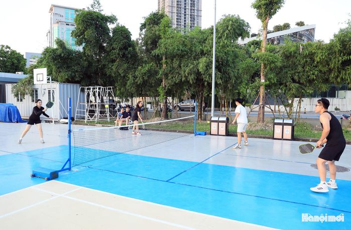 Công viên được bố trí nhiều tiện ích phục vụ nhu cầu đa dạng của người dân, từ hồ điều hòa, hệ thống cây xanh đến các khu vực vui chơi, giải trí, sân thể thao.