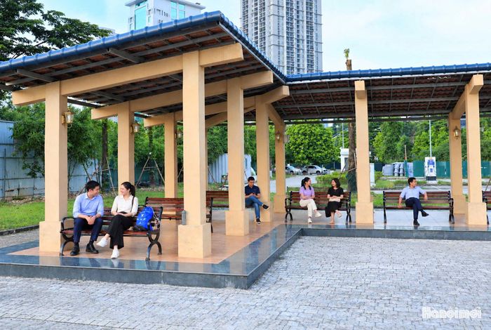 Quanh công viên được bố trí nhiều nhà chờ…