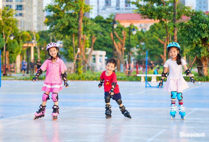 Các em nhỏ thích thú trượt patin trong công viên.