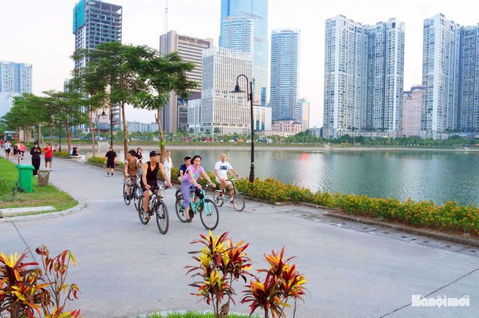 Công trình này giáp với đường Vành đai 3 - vị trí kết nối giao thông thuận tiện, đồng thời tạo điểm nhấn cảnh quan giữa khu vực đô thị đang phát triển nhanh.