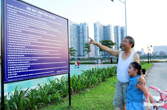 Mọi người đến công viên vui chơi đều thực hiện nghiêm các nội quy, quy định.