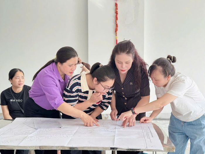 Phó Giám đốc Ban quản lý dự án Đầu tư - Hạ tầng xã Chương Dương Uông Thị Diễm Lệ (thứ 2 từ phải qua) cùng tổ công tác làm việc xuyên đợt nghỉ lễ 2-9. Ảnh: Duy Anh
